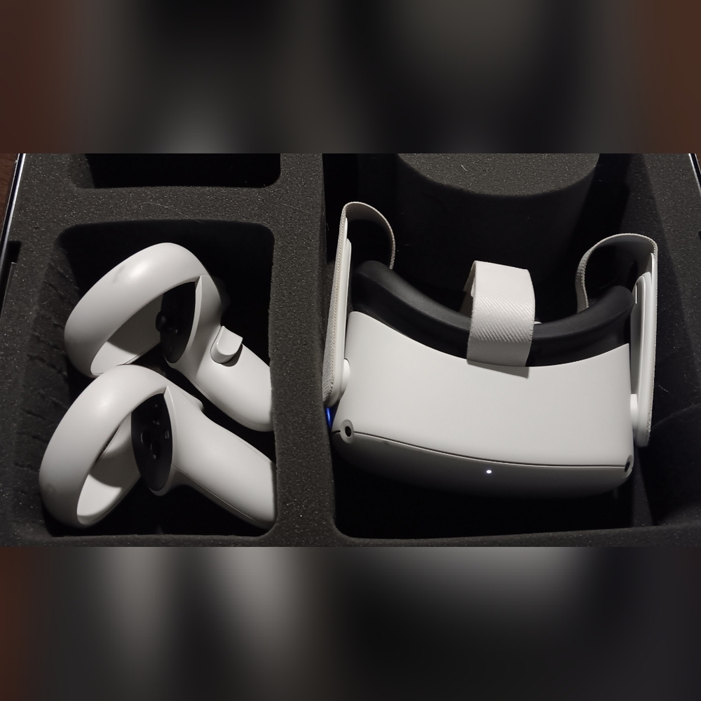 Oculus Quest 2 Bundle with storage/carrying case. rubber face guard